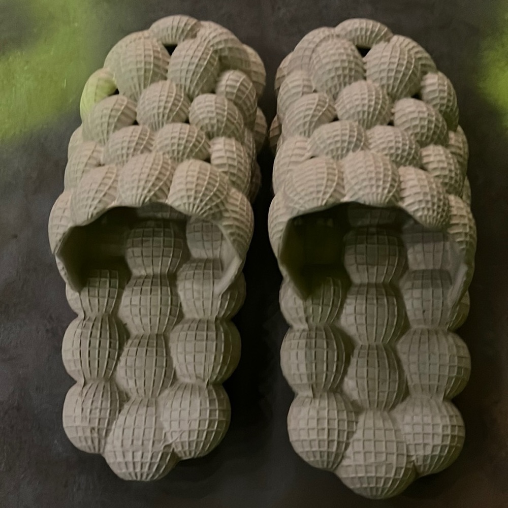 New unisex cream bubble slides in size 40 euro